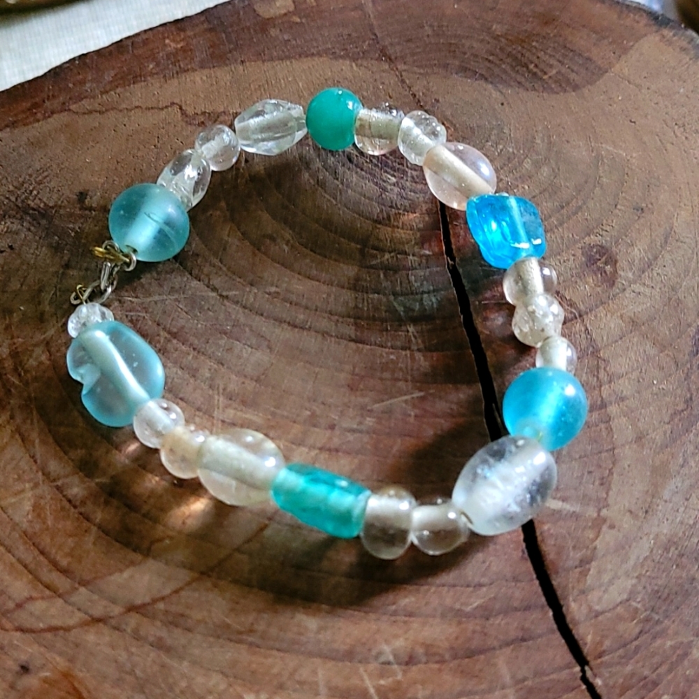 Blue & clear beaded bracelet
